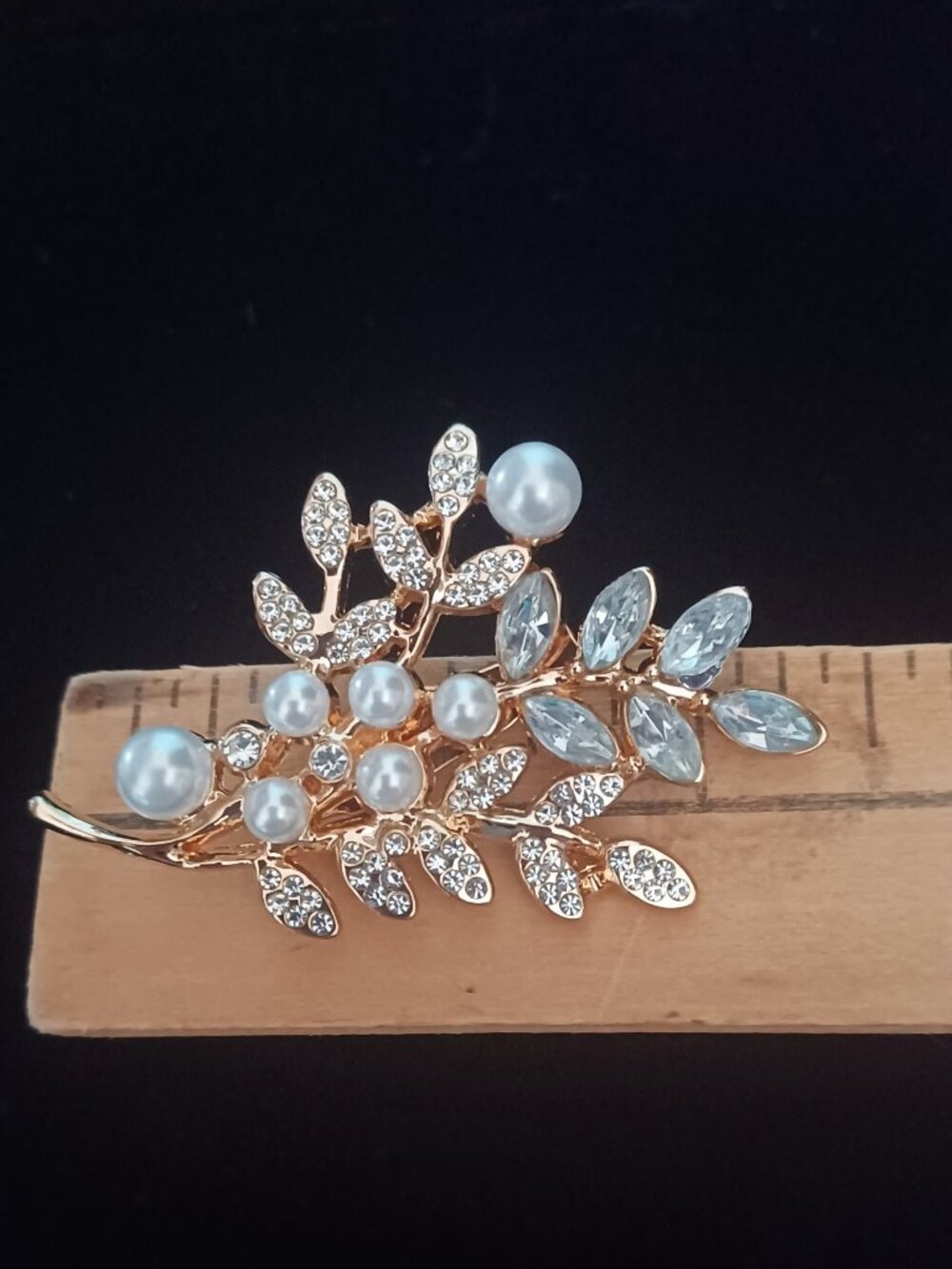 Flashy Pearl, and Clear Rhinestone Brooch - Picture 4 of 5